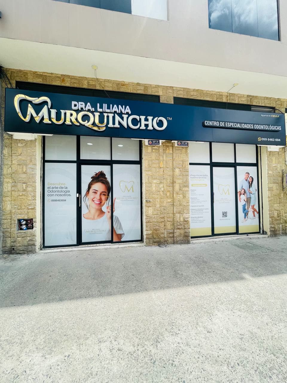 Fachada del Centro de Especialidades Odontológicas de la Dra. Liliana Murquincho, con el letrero azul y dorado